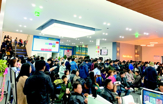 두산건설 '대곡역 두산위브' 견본주택이 방문객으로 북적거리고 있다.   두산건설 제공